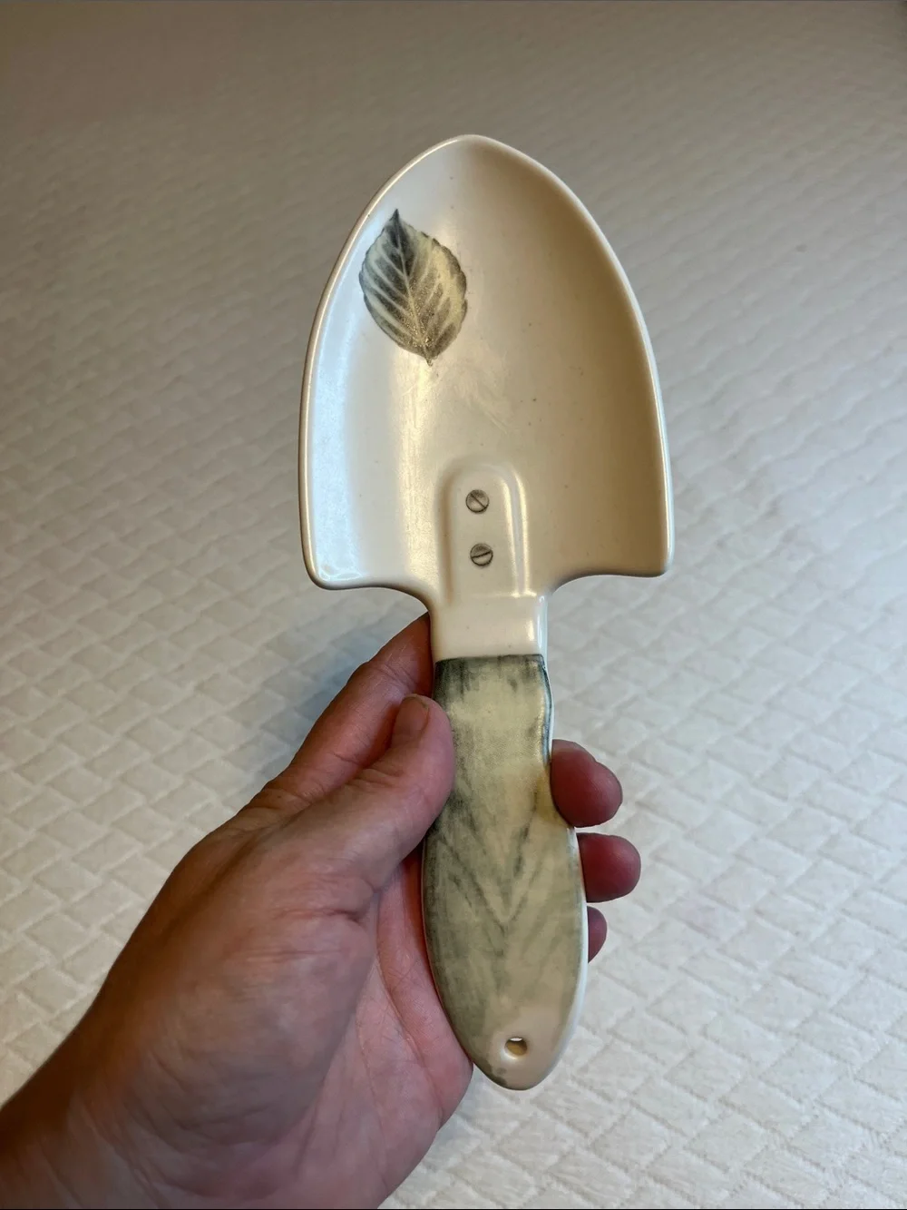 Pfaltzgraff Spoon Rest/decor, Leaf-Accent Ceramic Garden “Trowel” in Green/cream